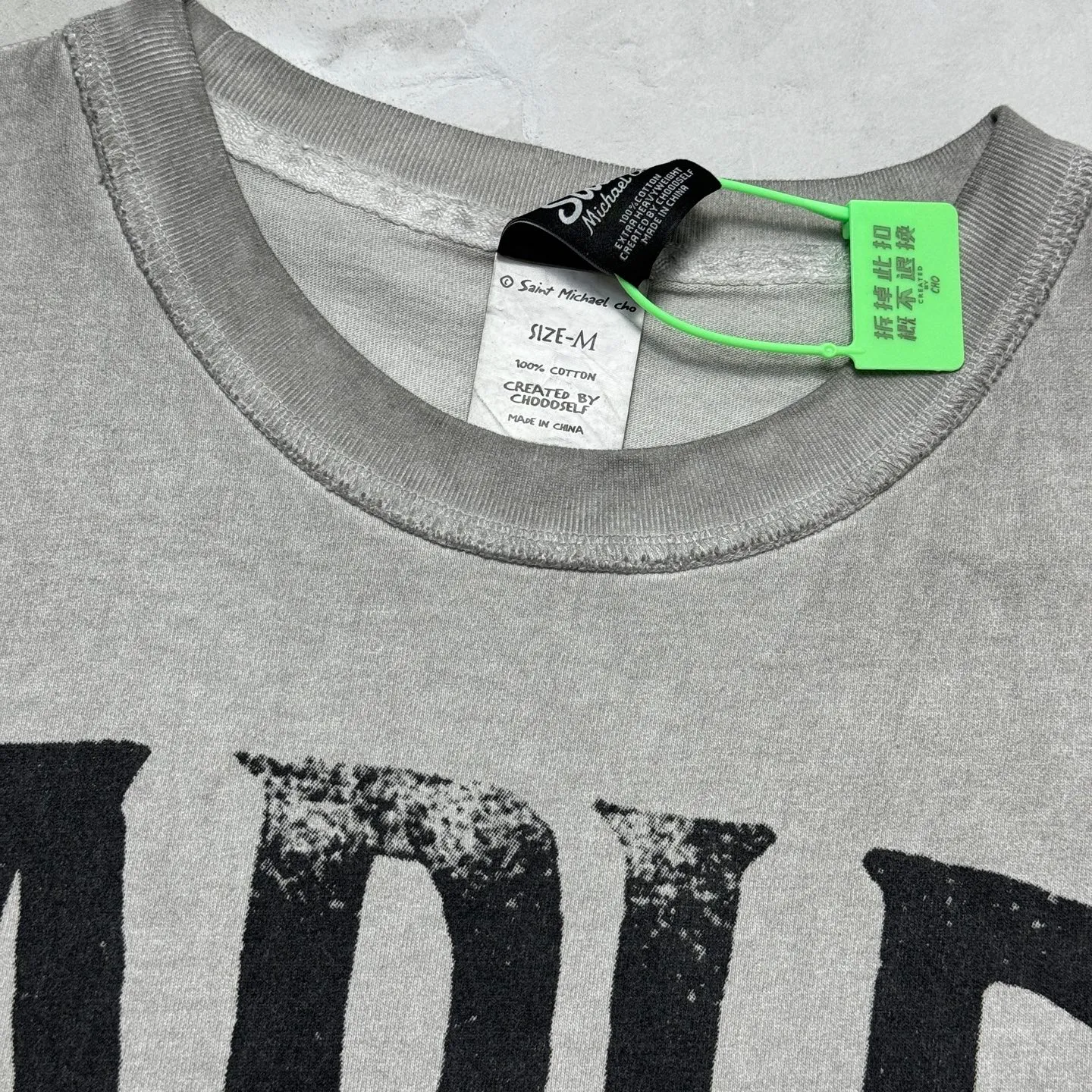 P118 # CVT-06 Saint Saint uses a more radical expression method to give it new life. Reversed neckline + shoulder stitching technology + single seam stitching on the hem + hand-splashed ink on ready-made garments + multi-position knife cutting + heavy Assute fermentation washing water. Special stitching stitching is used on the shoulders. This is a common technology in vintage waistcoats in the 1990s. It can enhance the structural sense of the tailoring of the entire garment. The upper body is also more three-dimensional and fits the body shape.